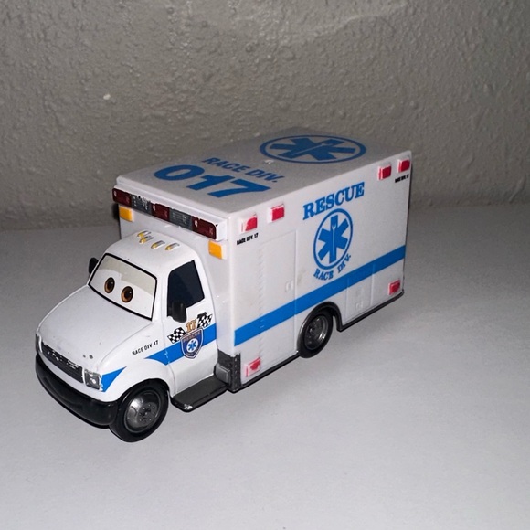 Disney Cars Morgan Martins Ambulance Diecast - Picture 1 of 1